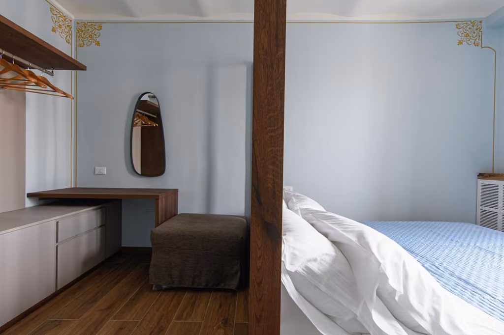Dettaglio del letto e della biancheria di una camera del B&B all'Aquila