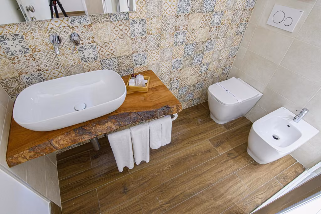 Bagno privato con lavandino e WC di una camera del B&B all'Aquila