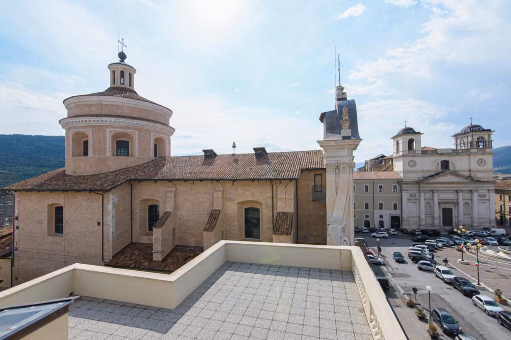 Il palazzo con la torre dell'orologio in cima, affacciato su Piazza Duomo all'Aquila